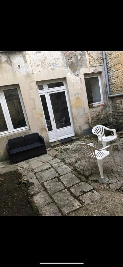 Cosy Appartement Au Plein Centre De Ruffec Exterior photo